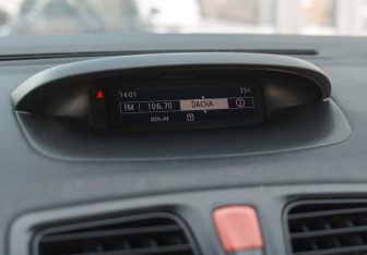 Подержанный автомобиль Renault Fluence 2010 года (14 фото)