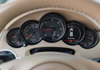 Подержанный автомобиль Porsche Cayenne 2014 года (14 фото)