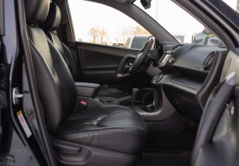 Подержанный автомобиль Toyota RAV4 2012 года (20 фото)