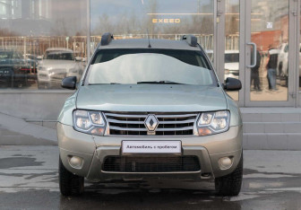 Подержанный автомобиль Renault Duster 2014 года (2 фото)