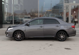 Подержанный автомобиль Toyota Corolla Sedan 2008 года (8 фото)