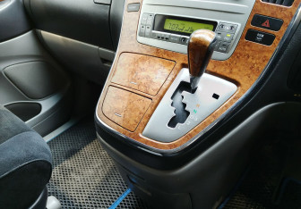 Подержанный автомобиль Toyota Alphard 2008 года (12 фото)