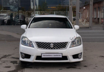 Подержанный автомобиль Toyota Crown Sedan 2010 года (2 фото)