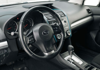 Подержанный автомобиль Subaru XV 2013 года (11 фото)