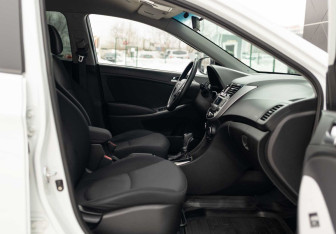 Подержанный автомобиль Hyundai Solaris Hatchback 2014 года (19 фото)