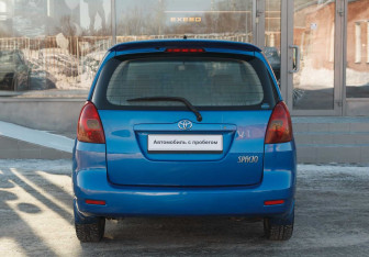 Подержанный автомобиль Toyota Corolla Spacio 2002 года (6 фото)