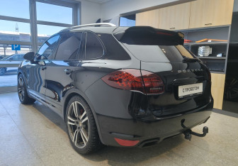 Подержанный автомобиль Porsche Cayenne 2012 года (6 фото)