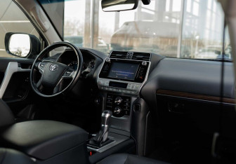 Подержанный автомобиль Toyota Land Cruiser Prado 2019 года (10 фото)