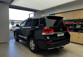 Подержанный автомобиль Toyota Land Cruiser Suv 2014 года (6 фото)