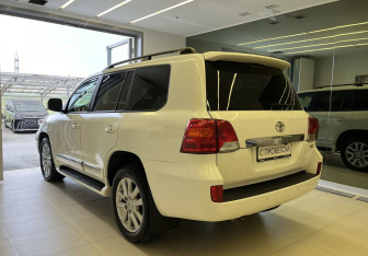 Подержанный автомобиль Toyota Land Cruiser Suv 2014 года (6 фото)