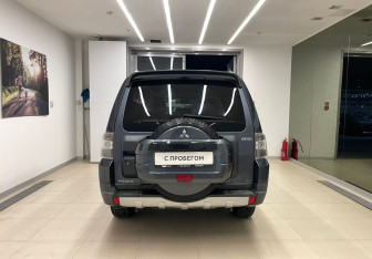 Подержанный автомобиль Mitsubishi Pajero 2006 года (5 фото)