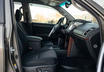 Подержанный автомобиль Toyota Land Cruiser Prado 2017 года (22 фото)