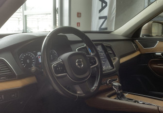 Подержанный автомобиль Volvo XC90 2017 года (12 фото)