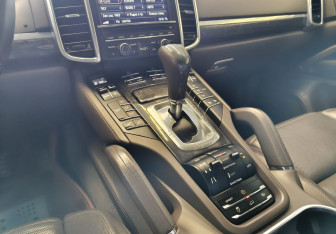 Подержанный автомобиль Porsche Cayenne 2012 года (11 фото)