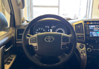 Подержанный автомобиль Toyota Land Cruiser Suv 2012 года (15 фото)