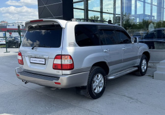 Подержанный автомобиль Toyota Land Cruiser Suv 2006 года (5 фото)