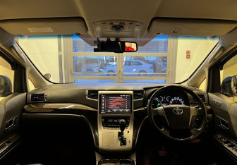 Подержанный автомобиль Toyota Vellfire 2012 года (11 фото)