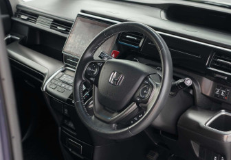 Подержанный автомобиль Honda Stepwgn 2017 года (11 фото)