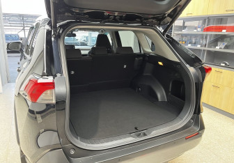 Подержанный автомобиль Toyota RAV4 2022 года (15 фото)