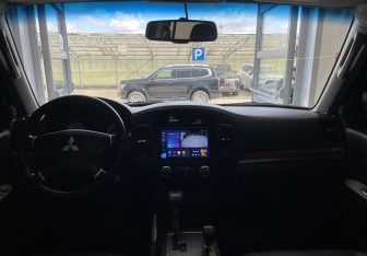 Подержанный автомобиль Mitsubishi Pajero 2007 года (10 фото)