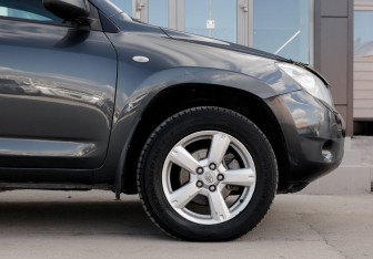Подержанный автомобиль Toyota RAV4 2007 года (9 фото)