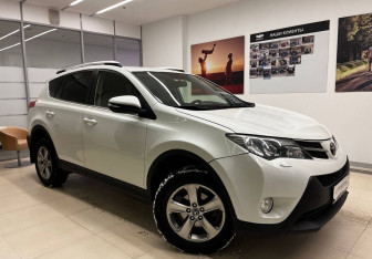 Подержанный автомобиль Toyota RAV4 2015 года (3 фото)