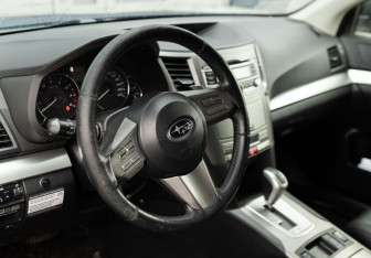 Подержанный автомобиль Subaru Legacy Sedan 2011 года (11 фото)