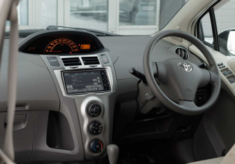 Подержанный автомобиль Toyota Vitz 2009 года (10 фото)