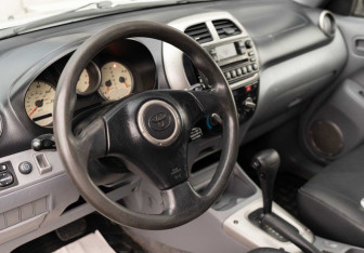 Подержанный автомобиль Toyota RAV4 2001 года (11 фото)