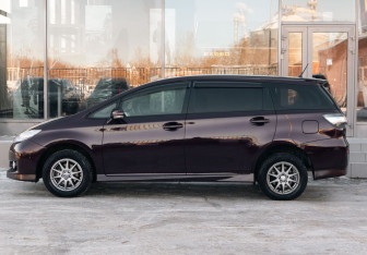 Подержанный автомобиль Toyota Wish Minivan 2013 года (8 фото)