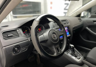 Подержанный автомобиль Volkswagen Jetta Sedan 2014 года (8 фото)