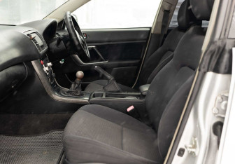 Подержанный автомобиль Subaru Legacy Sedan 2004 года (17 фото)