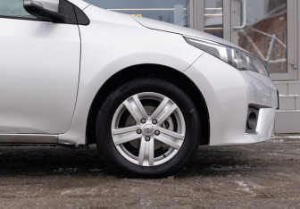 Подержанный автомобиль Toyota Corolla Sedan 2013 года (9 фото)