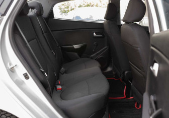 Подержанный автомобиль Kia Rio Sedan 2015 года (18 фото)
