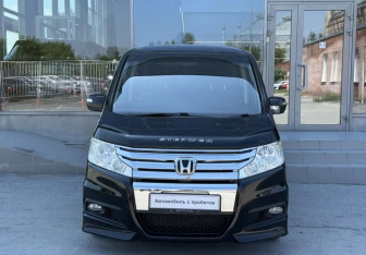 Подержанный автомобиль Honda Stepwgn 2012 года (2 фото)