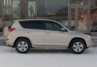 Подержанный автомобиль Toyota RAV4 2007 года (4 фото)