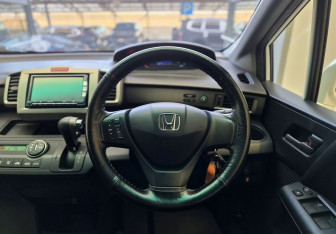 Подержанный автомобиль Honda Freed 2013 года (9 фото)