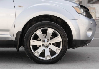 Подержанный автомобиль Mitsubishi Outlander 2008 года (9 фото)