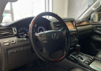 Подержанный автомобиль Lexus LX 2008 года (11 фото)