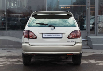 Подержанный автомобиль Lexus RX 2000 года (6 фото)