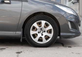 Подержанный автомобиль Peugeot 408 2013 года (9 фото)