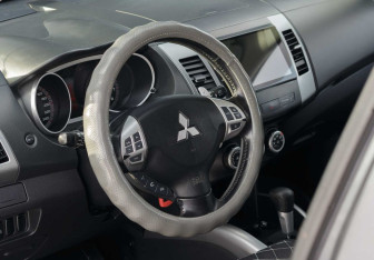 Подержанный автомобиль Mitsubishi Outlander 2008 года (11 фото)