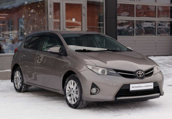 Подержанный автомобиль Toyota Auris Hatchback 2013 года (3 фото)