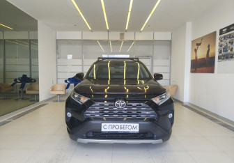 Подержанный автомобиль Toyota RAV4 2021 года (2 фото)