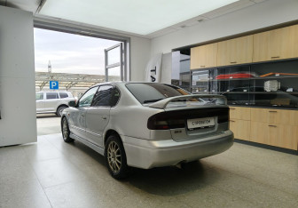 Подержанный автомобиль Subaru Legacy Sedan 2001 года (6 фото)