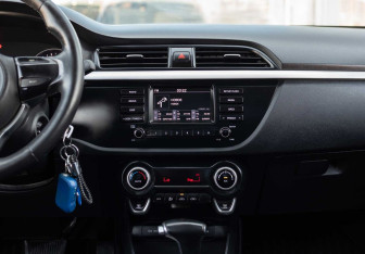 Подержанный автомобиль Kia Rio Sedan 2017 года (13 фото)