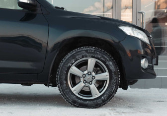 Подержанный автомобиль Toyota RAV4 2012 года (9 фото)