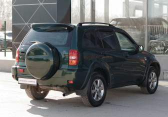 Подержанный автомобиль Toyota RAV4 2004 года (5 фото)