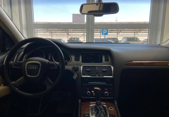 Подержанный автомобиль Audi Q7 2010 года (9 фото)