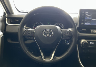 Подержанный автомобиль Toyota RAV4 2020 года (11 фото)